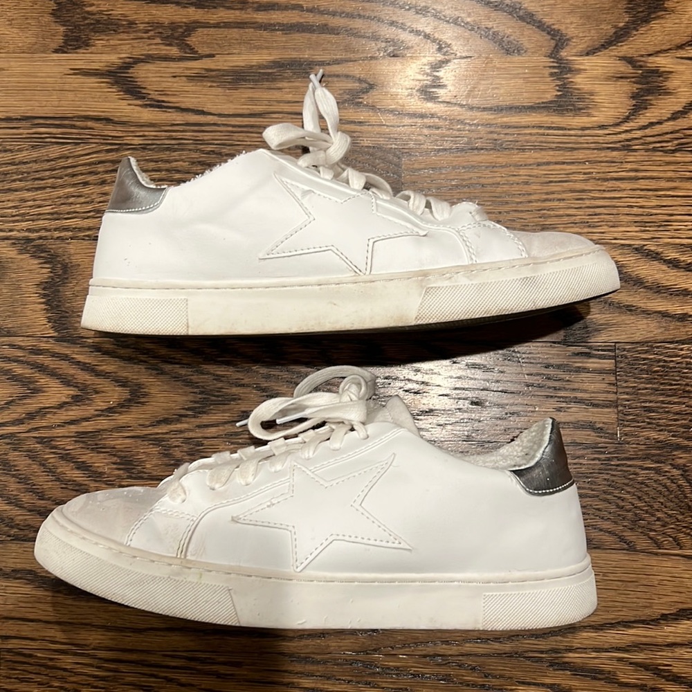 Steve Madden Steven Reeves White Sneaker with Star detail and Silver back. 8.5 M